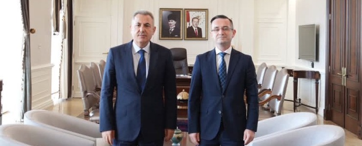 T.C. İzmir Valisi Sayın Dr. Süleyman ELBAN, GMO İzmir Şube Yönetim Kurulu Başkanı Sayın Doç.Dr. Mehmet ÖNAL'ı makamında kabul ettiler.